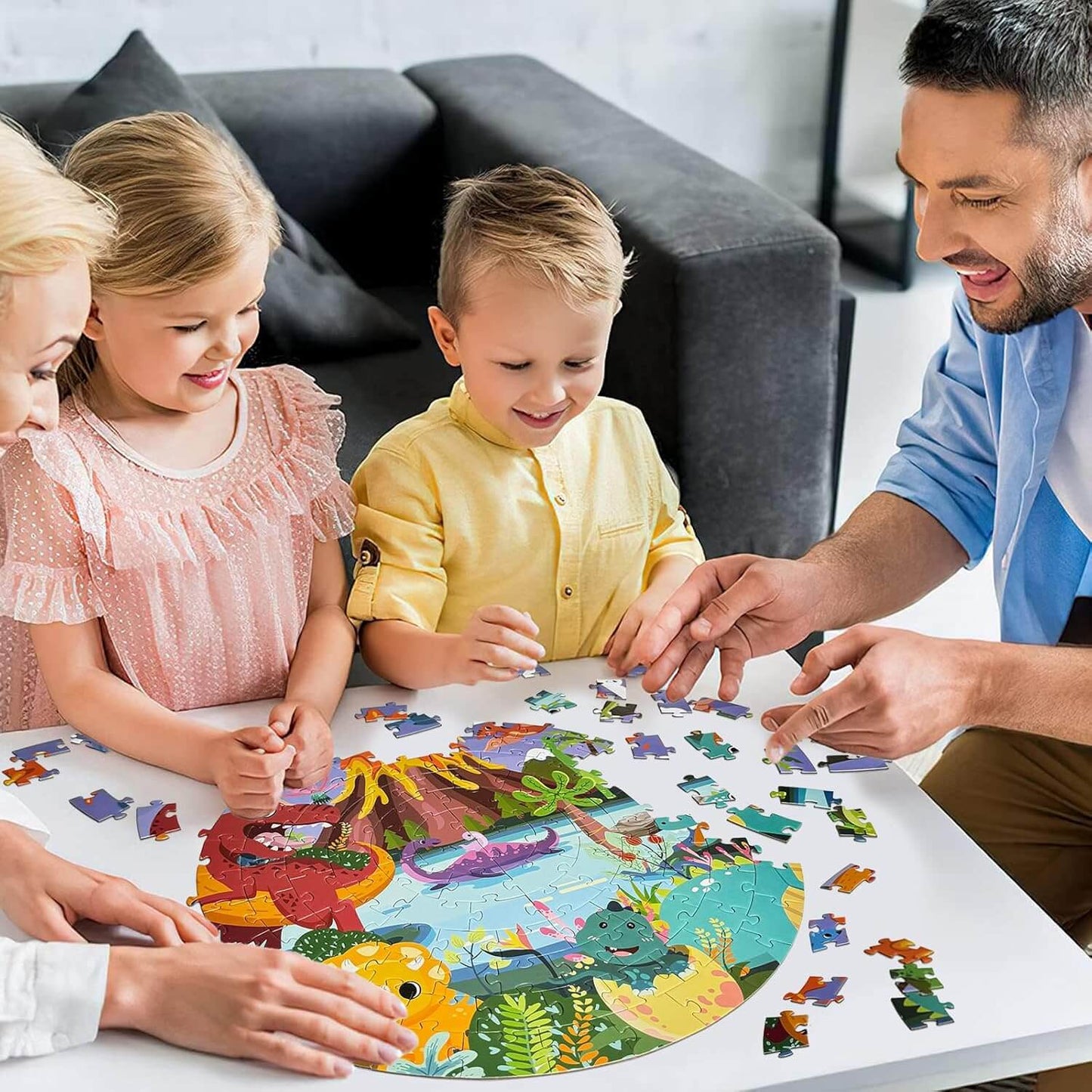 Familie löst ein rundes Dinosaurier-Puzzle mit Vulkan, ideal für Kinder von 4-8 Jahren. Spaß und Lernen kombiniert.
