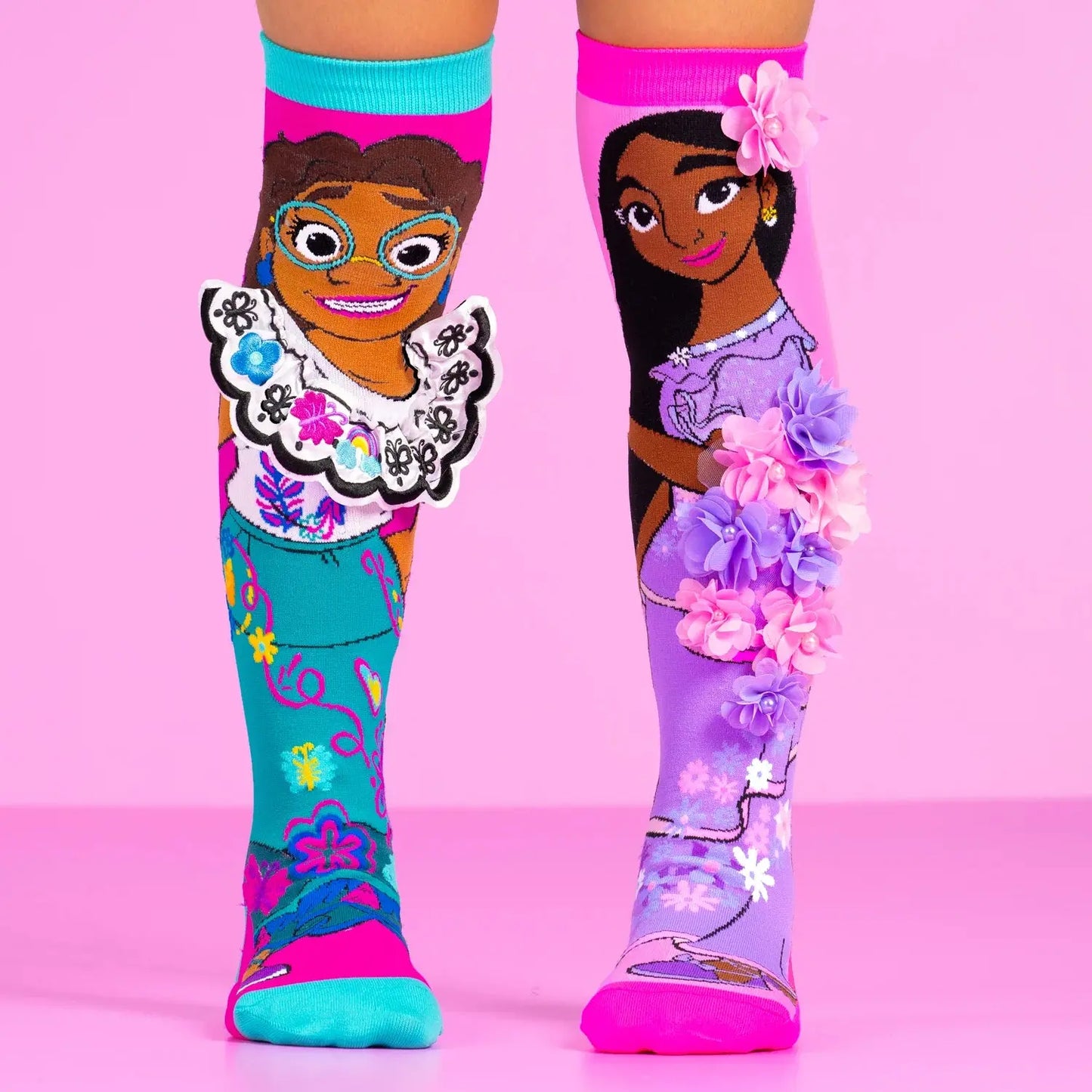 Ilgos spalvingos kojinės su Disney “Encanto” motyvais – dekoruotos ryškiais drugeliais, gėlių raštais ir kitais magiško Madrigalių namo elementais.