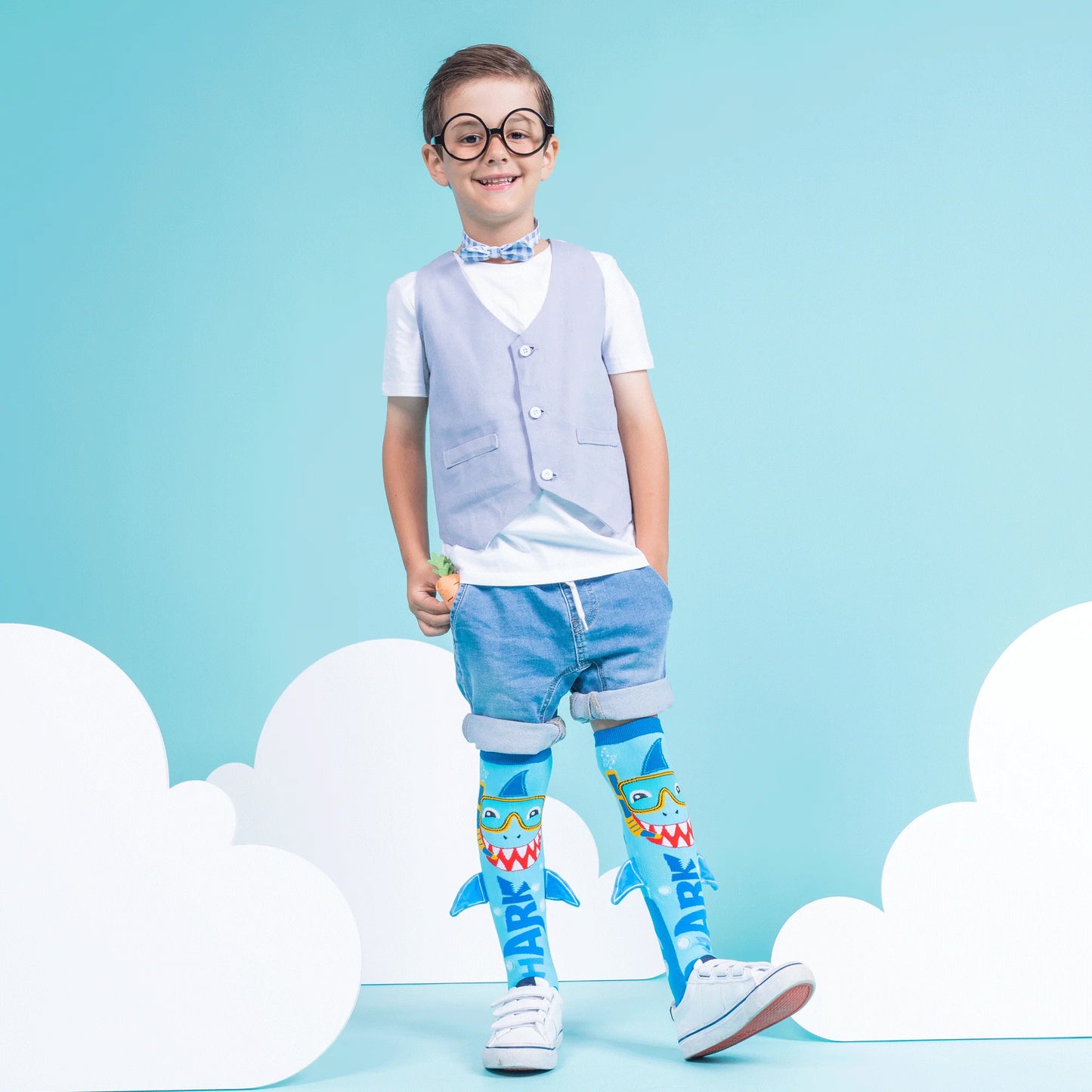 Dėvimos kojinės: vaikas mūvi rykliuko kojines – mėlynos kojinės su pelekais suteikia linksmą „ryklišką“ įvaizdį.