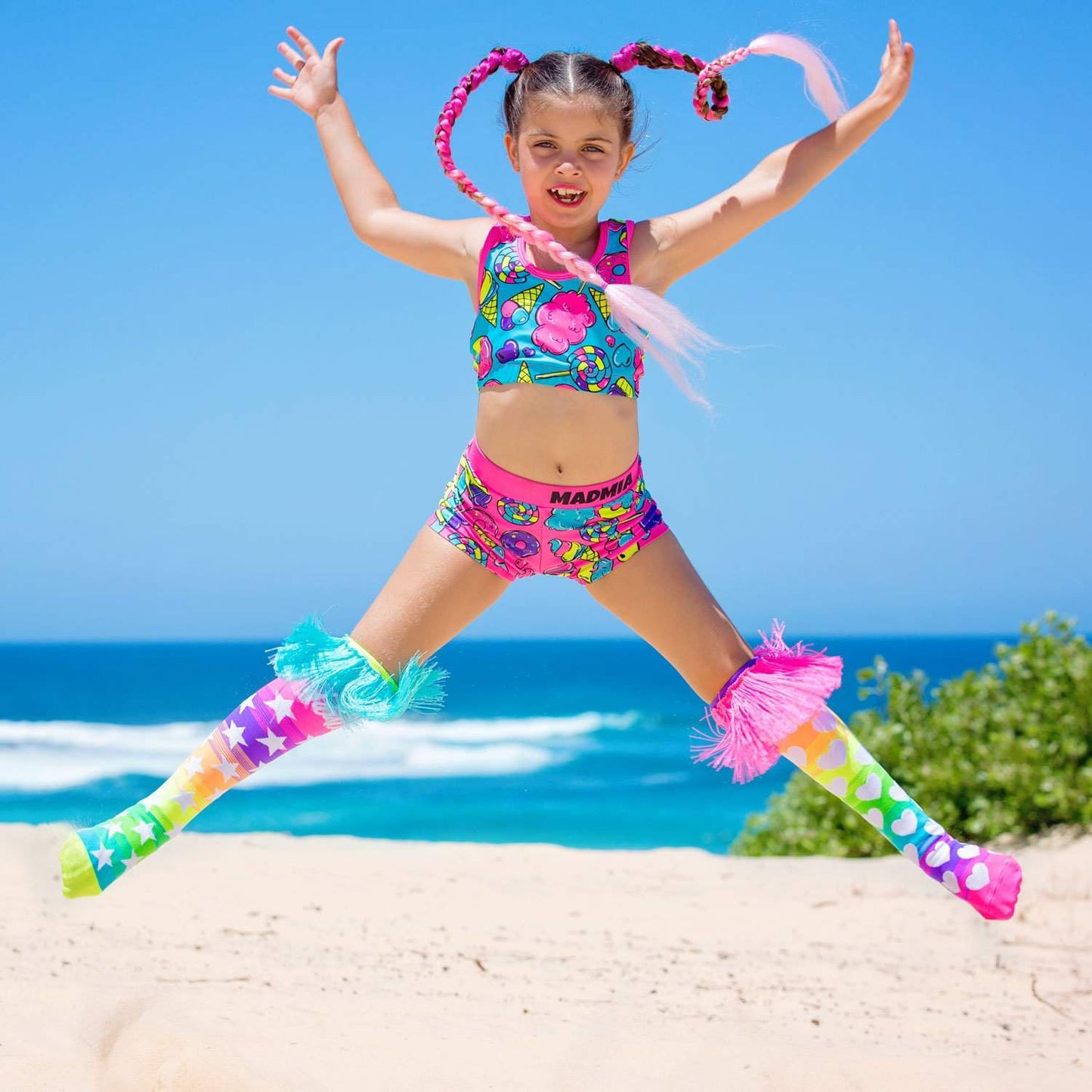 LET’S DANCE kojinės iš priekio – matomi balti žvaigždučių ir širdelių raštai ant mėlyno ir smėlio fono.